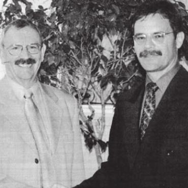 Auf Villmergen folgt Wohlen - Die offizielle Amtsübergabe: Franz Wille (links) und sein Nachfolger als Präsident der Repla Unteres Freiamt, Walter Dubler. Bild: Archiv