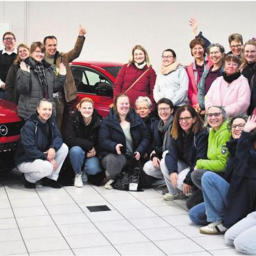 Sie fahren jetzt mit Strom - Freude auf der ganzen Linie. Die neue Flotte der Spitex Muri und Umgebung zaubert fröhliche Gesichter bei allen Beteiligten. Nicole Senn, Inhaberin der gleichnamigen Garage (Dritte von links), und René Küng vom Verein Spitex Muri und Umgebung (Fünfter von links), freuen sich, dass die gute Zusammenarbeit weitergeht. Bilder: Verena Anna Wigger