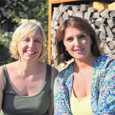Handgemachte Schätze - Die Initiantinnen hinter dem «1. stilvollen Kreativmarkt» sind Stefanie Batur (links) und Maja Micanovic. Bild: zg