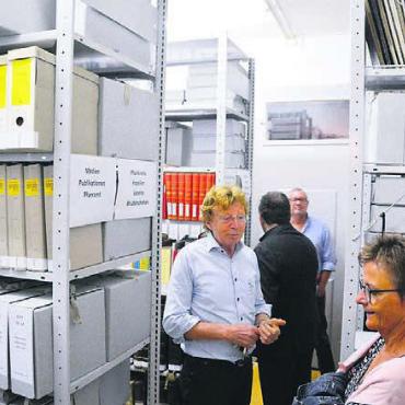 Ganz anders, als es sein sollte - Der eigentliche Archivraum ist klein und mehr als voll. Das zeigt Josef Kunz den neuen Mitarbeitenden der katholischen Kirchgemeinde und den Kirchenpflegemitgliedern.