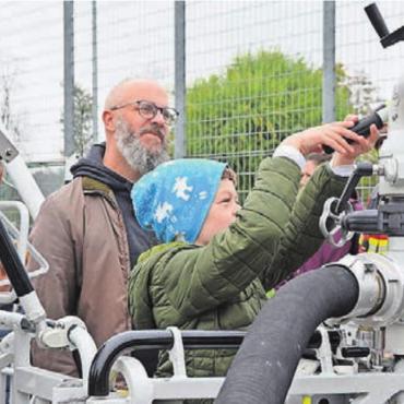 Eine Sirene jagt die nächste - Im Korb der Autodrehleiter: einer der vielen spannenden Eindrücke. Bild: ake