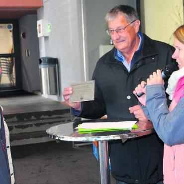 Wald der mystischen Skulpturen - Dietwil würdigt das Wirken von Motorsägenkünstler Bruno Rölli (links) mit einer Plakette. Gemeindeammann Pius Wiss und Sarah Marti, Präsidentin der Kulturkommission, gratulieren. Bilder: Thomas Stöckli / Archiv
