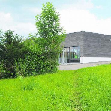 Neuen Anlauf nehmen - Noch ist es eine grüne Wiese – eine Studie soll zeigen, was direkt neben der Turnhalle möglich ist. Bild: Thomas Stöckli