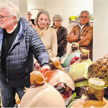 Krippen in bunter Pracht - Alfred Hartl führt anekdotenreich durch die Ausstellung im Singisenforum.