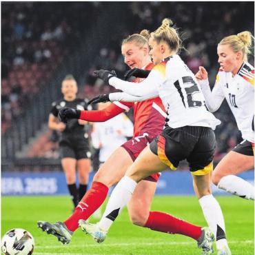 Ein Rekord und sechs Gegentore - Der Gegner scheint übermächtig: Die Freiämterin Julia Stierli (in rot) im Duell gegen die Deutschen Selina Cerci und Laura Freigang. Bild: Freshfocus