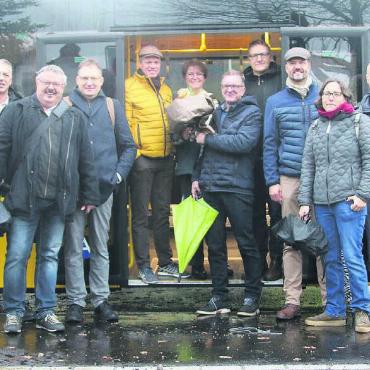 Von Büelisacker zum Eishockey - Postautovertreter haben sich gemeinsam mit Behördenmitgliedern aus Wohlen und Waltenschwil auf den Weg in den Dorfteil Büelisacker und anschliessend in Richtung Schüwo-Park gemacht. Neu ist beides mit öffentlichen Verkehrsmitteln erreichbar. Bild: Josip Lasic