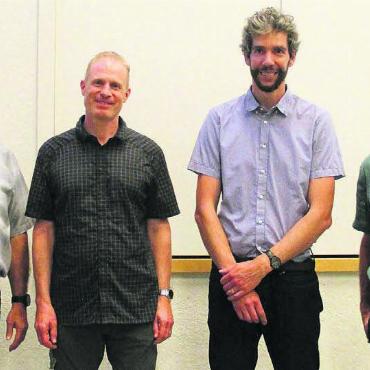 Buslinie würde Bahnhof gefährden - Sie informierten über die ÖV-Zukunft in Mühlau, von links: Gemeindeammann Oliver Stöckli, Reto Widmer (Repla), Conrad Naef, Projektleiter in der Abteilung Verkehr des BVU, Peter Suter, ressortverantwortlicher Gemeinderat.