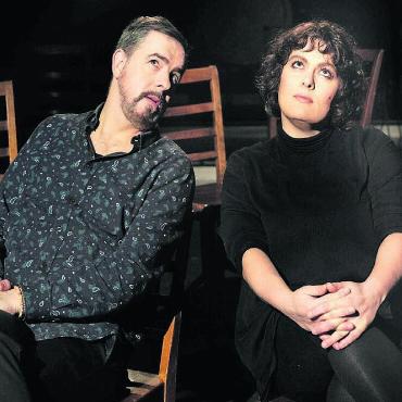 Bildungslücken werden geschlossen - Philippe Kuhn und Patti Basler sind mit ihrem dritten Bühnenprogramm unterwegs und versuchen, Bildungslücken zu schliessen. Bild: Roland Tännler