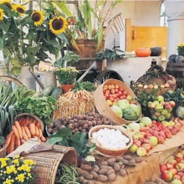 Für die Ernte gedankt - Was Äcker, Felder und Gärten hergaben, schmückte den Altar. Bild: zg