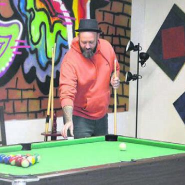 Neuer Raum für die Jugend - Simone Eggler (Mitte) spielt mit Marc André Bumann eine Partie Billard. Gemeinderätin Vivienne Graw schaut zum Rechten.