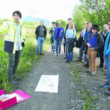 Die Aue Reussegg lebt - Christian Rechsteiner erklärt die Fortschritte bei der Reussegg-Aue anhand von Bildern, Plänen und vor Ort. Bilder: Richard Gähwiler