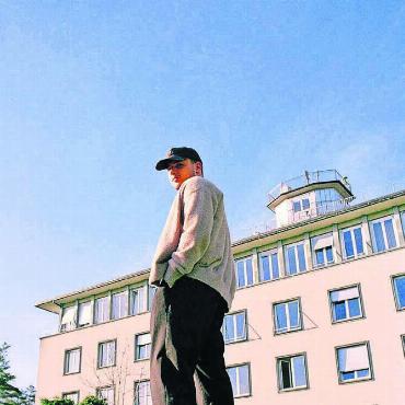 Am perfekten Sound tüfteln - Von Dottikon aus will er mit seiner Musik hoch hinaus: Gabiga produziert in seinem Studio den perfekten Sound zum Chillen. Bild: Dylan Moore