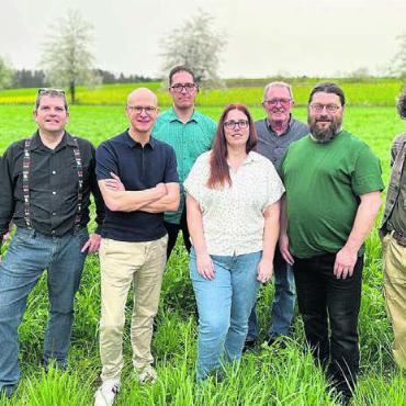 «Usgrächnet» – ein Dorffest - Das OK Dorffest Bünzen, von links: Ralph Müller, Marcel Riesen, Michi Meier, Maurus Schober, Ramona Kuhn, Ruedi Seiler, Dominique Betschart und Markus Müller. Es fehlen: Irene Niederhauser und Anja Bächler. Bild: zg
