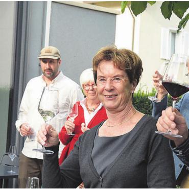 Speziell FDP und Mitte in Feierlaune - Die Mitte stösst auf den Erfolg an, natürlich mit den beiden Gewählten Marlies Laubacher (vorne) und Daniel Räber (hinten rechts).