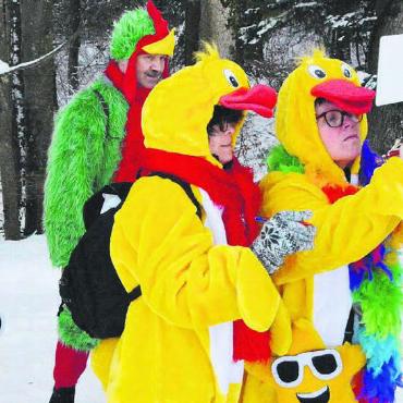 Mit Fasnacht infiziert - «Äntli Fasnacht»: Konzentriert versucht man, das Rätsel auf dem Weg zu lösen – und korrigiert Rechtschreibfehler. Bilder: Celeste Blanc