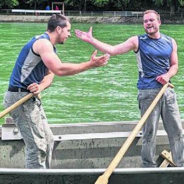 Genau wie erträumt - Zufrieden: Die beiden Herren klatschen sich nach getaner Teamarbeit ab.