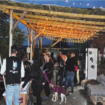Laute Stimmen, krasse Gitarrenriffs - Festival heisst auch gemeinsam Musik hören und sich bei einem «Shötli» treffen.
