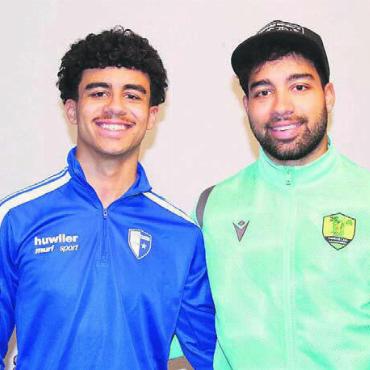 Duell der Brüderpaare - Luca (links) und Leonardo Nascimento sind die Söhne von Wohlen-Trainer Piu. Wem ihr Vater, der früher auch Mutschellen-Trainer war, die Daumen drücken wird, können sie nicht sagen. «Das muss man ihn selbst fragen.» Bilder: Josip Lasic, zg