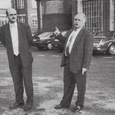 Wichtigen Zeitzeugen erhalten - Vor genau 25 Jahren konnte Hanspeter Setz (rechts) den Kauf des Gebäudes verkünden. Neben ihm Peter Bäumlin, damals Geschäftsführer der Setz Gütertransport AG.