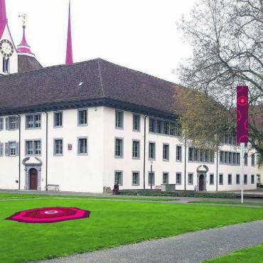 Zwei kulturelle Höhepunkte - In Muri zeigen Kunstschaffende die Venus, so auch Brigitt Bürgi mit ihrer Venusquelle und Venusfahnen im Klosterhof. Bild: zg