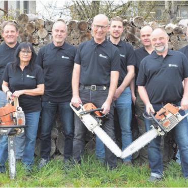 Kette in 16 Sekunden gewechselt - Das OK des Holzerwettkampfes in Merenschwand, von links: Paul Leu, Urs Huber, Christoph Schmid, Michèle Hochstrasser, Stephan Isler, Stefan Staubli, Linus Staubli, Oliver Eichenberger, Urs Meyer, Matthias Bruder und Thomas Ehrler. Bild: Annemarie Keusch