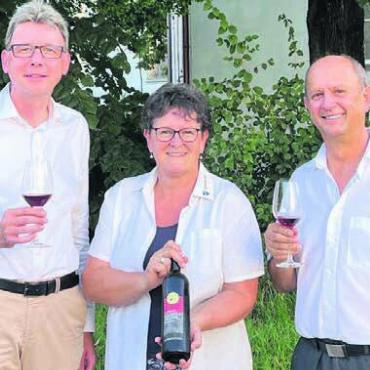 Pinot Noir wie Samt und Seide - Stolz präsentiert Milly Stöckli den Ortsbürgerwein 2025, umrahmt von den Jury-Mitgliedern Regierungsrat Dieter Egli (links) und Grossratspräsident Markus Gabriel.