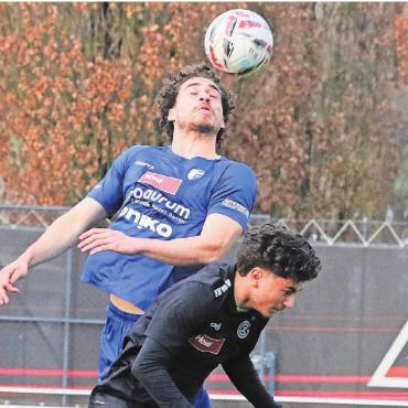 Viel Kampf, kein Lohn - Santiago Brunner (links) gewinnt das Kopfballduell gegen seinen Gegenspieler. Wohlen hielt in der intensiven Partie lange gut mit. Am Ende rächten sich verpasste Chancen und Unachtsamkeiten in der Abwehr. Bild: Josip Lasic