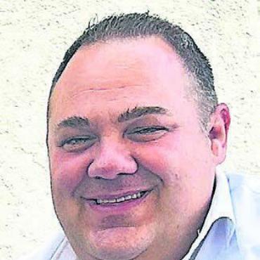Kicken gegen die Bösen - Stefan Strebel pfeift das Bild: zg