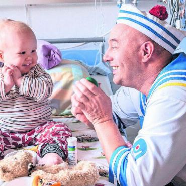 Fürsorglicher Narr im Dienst - Wenn Urs Sibold als Professor Dr. Dada zu Besuch kommt, bringt er junge Patientinnen und Patienten zum Strahlen. Bild: Kinderspital Zürich (Barbora Prekopová)