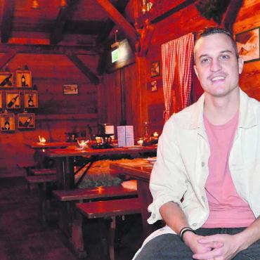 Wohlfühl-Oase für einen Monat - Manuel Staubli freut sich auf Besuch im gemütlich-rustikalen Fondue-Chalet des «Wave». Bild: Thomas Stöckli