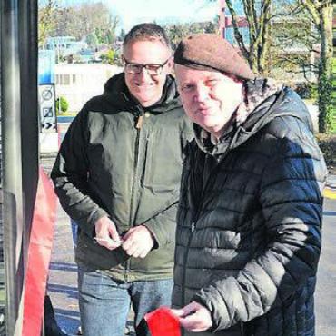 Wunsch erfüllt - Klient Sepp Bégue (vorne) weihte die neue Haltekante samt Wartehäuschen zusammen mit Gemeindeammann Arsène Perroud ein.