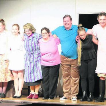 Im Februar gehts so richtig los - Sie sind eine lebendige Gemeinschaft – die Mitglieder der Theatergruppe Bünzen nach der Premiere von «Häsli Häsli» im Herbst 2022. Bild: Archiv