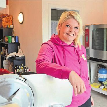 Gäste aufs Sofa verfrachtet - Das Gästezimmer hat sie zur Produktionsküche umgebaut. Doch weil ihr Unternehmen auf der Erfolgswelle reitet, hält Deborah Zimmerli bereits Ausschau nach grösseren Räumen. Bild: Chregi Hansen