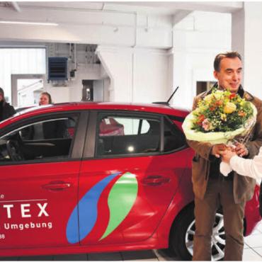 Sie fahren jetzt mit Strom - Nicole Senn, bedankte sich bei Salvatore Doki, Geschäftsführer von Spitex Muri und Umgebung für den Auftrag.