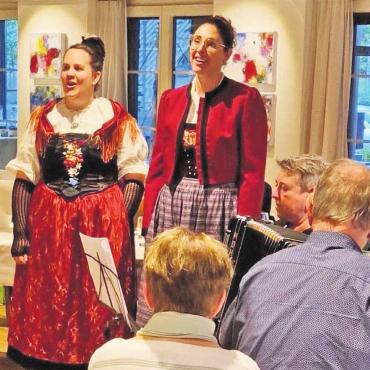 Erfolgsgeschichte weiterschreiben - Das Jodelduett Maria und Kerstin sorgte für musikalische Unterhaltung. Bild: zg