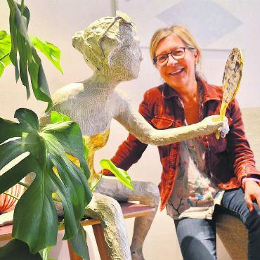 Venus-Figur geht auf Reisen - Die Figur im Fokus: Bea Merkel schickt ihre «Venus» auf Tournee. Bild: Thomas Stöckli