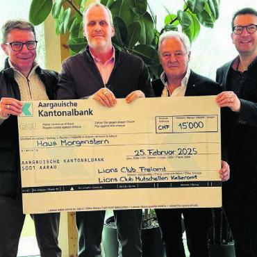 Die beiden Lions Clubs spenden an die Institution Haus Morgenstern (v. l.): Michael Keller (Vizepräsident LC Freiamt), Hansruedi Luginbühl (Gesamtleiter Haus Morgenstern), René Hügli (Präsident LC Mutschellen-Kelleramt) und Marco Portmann (Verantwortlich Activity Löwenbeiz, LC Mutschellen-Kelleramt). Bild: zg