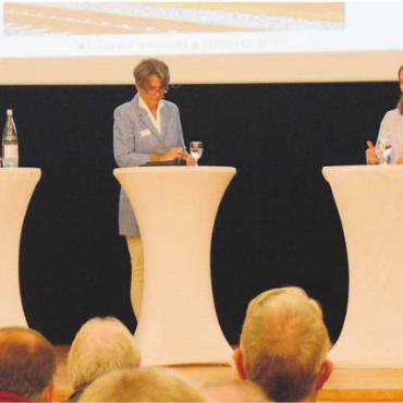 Mit einem grossen «Wir» - Mobilität hat viele Aspekte. Julian Renninger (SBB), Reto Anderhub (Gemeinderat Hochdorf), Moderatorin Franziska Borer, Valérie Weibel (Arbeitsgruppe Mobilität und Ortsplanung, Muri) und Dominik Kramer (Sektionsleiter Gesamtverkehrsplanung Kanton Aargau) beleuchteten einige davon. Bild: Annemarie Keusch