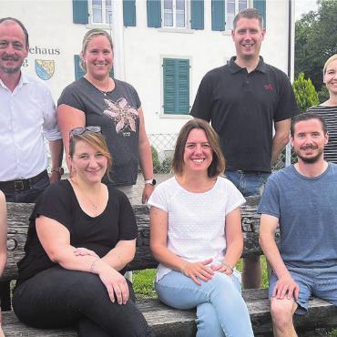 Traditionsanlass weiterentwickelt - Das OK fürs Dorffest Islisberg. Hinten von links: Stefan Abbt und Janine Stutz (Co-Präsidium), Gregor Stutz und Jana Etzold. Vorne: Debora Maurer, Daniela Farrér, Elisa Steinmair und Pirmin Stutz. Bild: zg