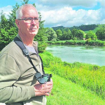 «Morgens sind sie am aktivsten» - Arthur Ingold schaut genau hin: Seit 36 Jahren zählt er am Flachsee monatlich den Wasservogelbestand. Bilder: Thomas Stöckli / Pixabay