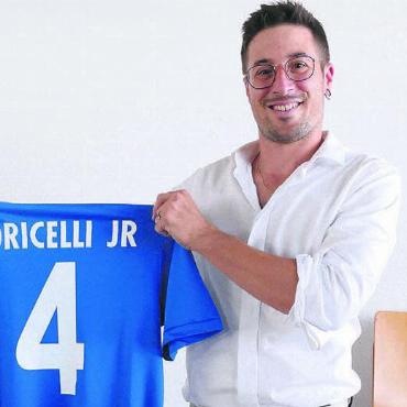 Glanzvolle Zensurfeiern - Lehrer Dario Soricelli erhielt von seiner Abschlussklasse ein spezielles Trikot geschenkt.