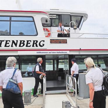 Der See als zweites Zuhause - Gelernt ist gelernt: Auch als Schiffsführer legt Fritz Häusermann (im schwarzen Gilet) beim Verlassen des Schiffs mit Hand an, damit das Schiff wieder pünktlich ablegen kann.