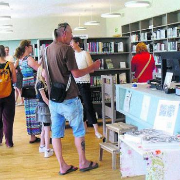 Lange gehegter Wunsch wird wahr - Starke Beachtung findet auch das Angebot der erweiterten Bibliothek.
