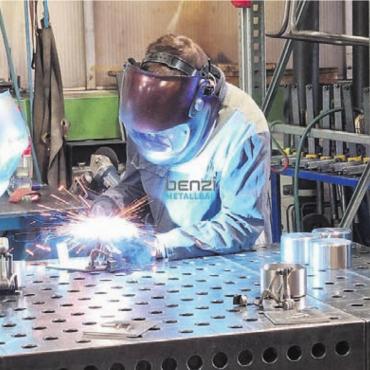 Wie vielseitig Metall ist - Vor allem das Schweissen faszinierte die Jungs. Bild: zg