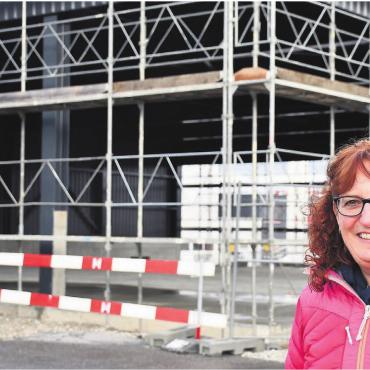 Künftig im Trockenen entsorgen - Gemeinderätin Katja Zimmermann zählt darauf, dass das Wetter mitmacht. Die Bau- und Ausbauarbeiten sind im Zeitplan. So könnte die neue Recyclinganlage in Auw im April eröffnet werden. Bild: Verena Anna Wigger