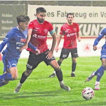 Die Krise ist da - Djellon Shahini (links) gegen Black-Stars-Captain Alexandre Edwige. Er konnte wie Noah Lüscher-Boakye (rechts) und der Rest der Wohler Offensive selten für Gefahr bei den Baslern sorgen. Bild: Josip Lasic