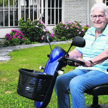 Mit dem Leben mitgehen - Mit ihrem Herkules, wie Marlis Räber ihr Elektromobil liebevoll nennt, nimmt die 92-Jährige heute noch am öffentlichen Leben teil. Bild: Verena Anna Wigger