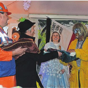 Erneut die schönste Fasnacht - Die Gemeinderäte Herbert Meier und Hans-Peter Budmiger erhalten die Schlüssel zurück.