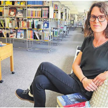 «Natürlich Sport und Faulenzen» - Maria Schär liebt es, physische Bücher zu lesen. Bild: zg