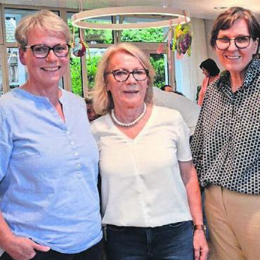 37 Jahre als «Finanzministerin» geamtet - Rösli Trottmann, abtretende Finanzverantwortliche der Familienberatung Bezirk Muri, flankiert von Nachfolgerin Priska Amhof (links) und Präsidentin Monika Stutz. Bild: tst